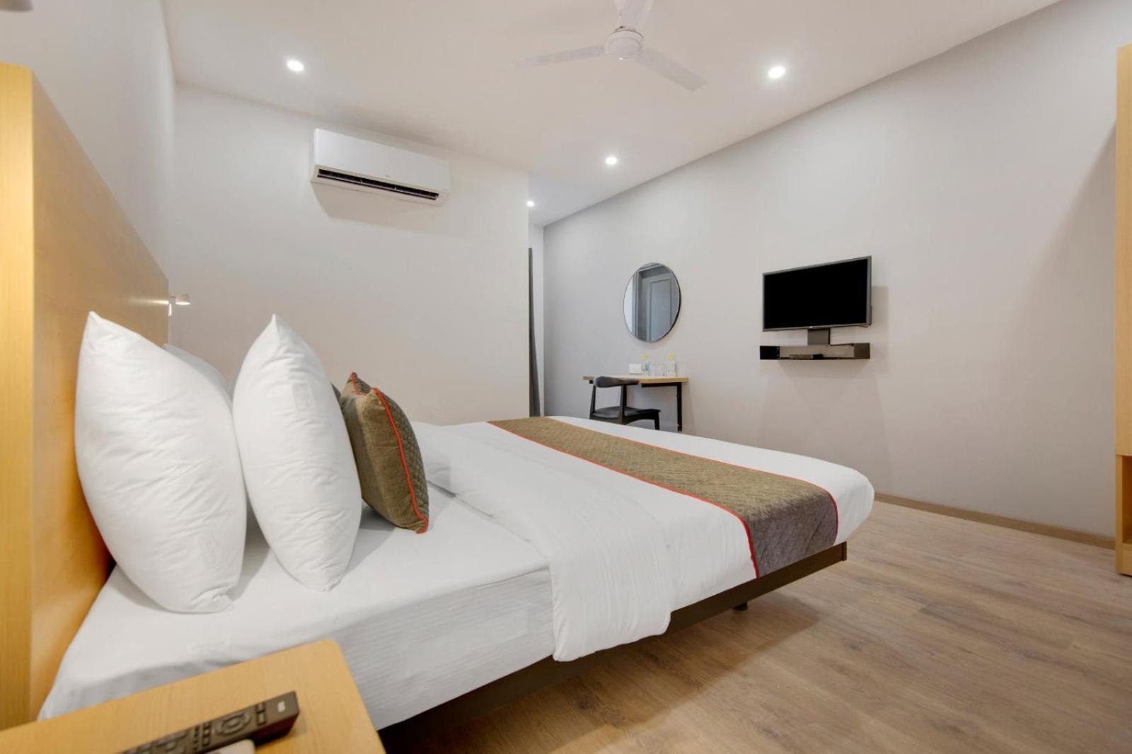Hotel Aerotech Near Delhi Airport Нью-Дели Экстерьер фото
