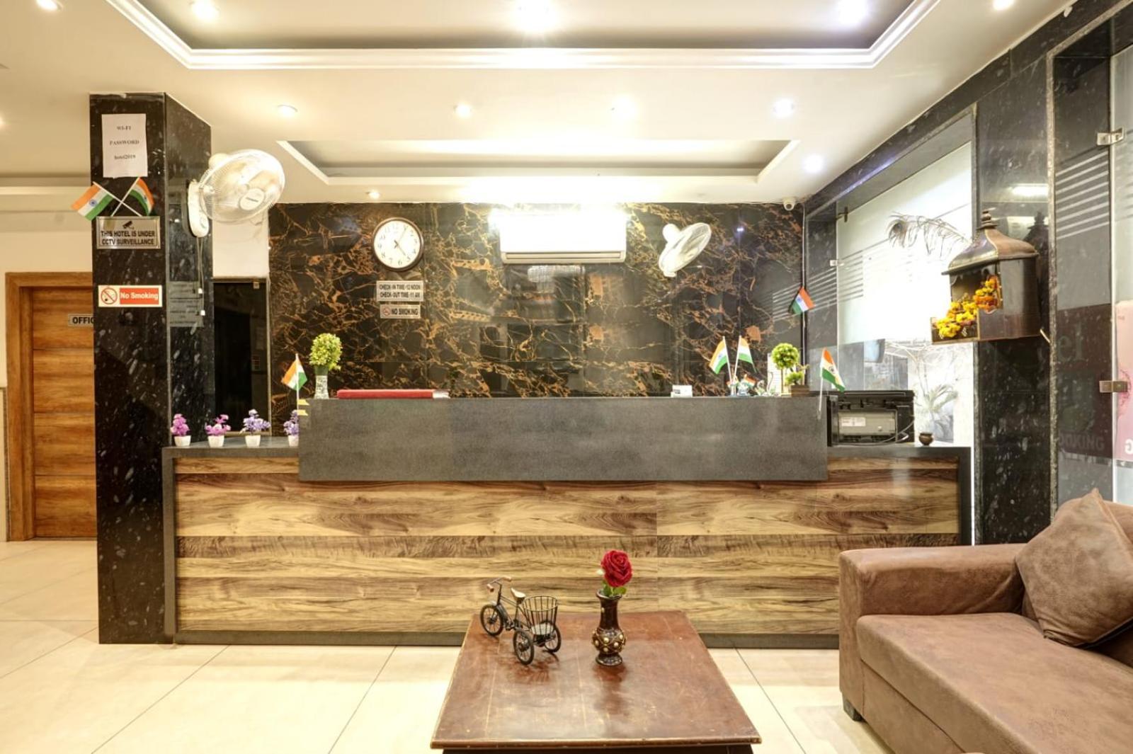 Hotel Aerotech Near Delhi Airport Нью-Дели Экстерьер фото